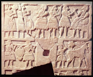 Fogadalmi emléktábla felajánlás jelenetet ábrázoló Diyala-ból, a korai dinasztikus időszakból, ie 2600-2500